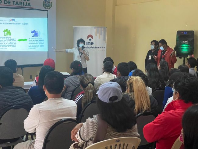 2. La directora de Censos y Encuestas, socializa el proyecto del Censo de Población y Vivienda en la sede de la Asociación de Municipios de Tarija.
