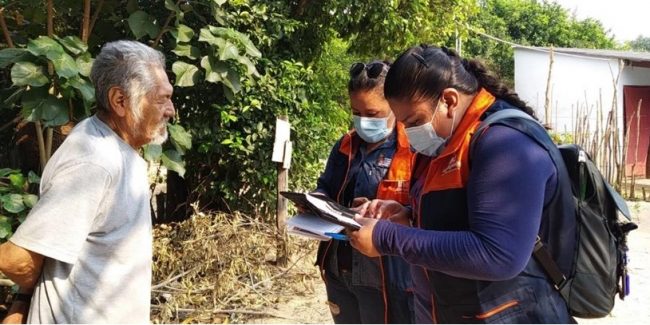 PILOTO 2_Actualizadores registran datos de un comunario de El Torno, durante la prueba piloto