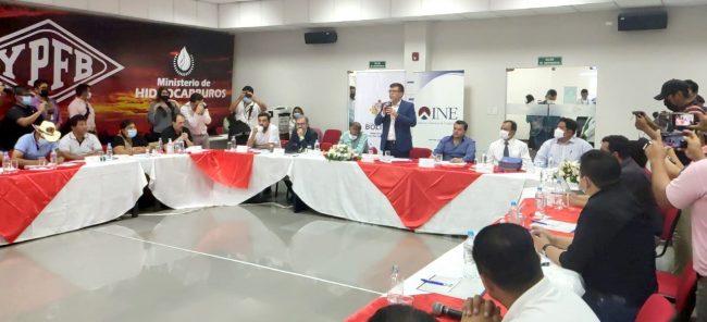 El ministro de Planificación, Sergio Cusicanqui, dirigió la reunión que se desarrolló en ambientes de YPFB.