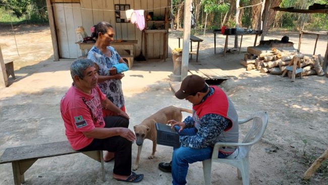 1. Actualizador visita las viviendas de la comunidad de Santa María, Beni.
