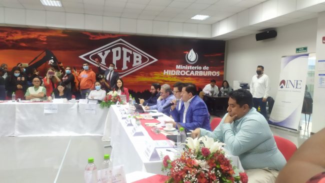 1. Alcalde del Gobierno Autónomo Municipal de Santa Cruz de la Sierra, Jhonny Fernández junto a las autoridades de Gobierno en la mesa técnica.